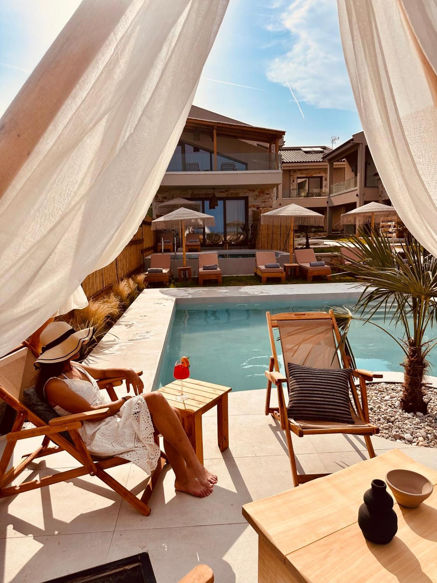 Amo Golden Suites Chrysi Ammoudia Bagian luar foto
