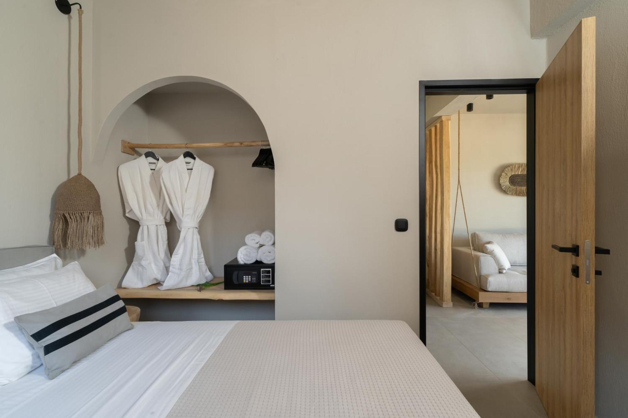 Amo Golden Suites Chrysi Ammoudia Bagian luar foto