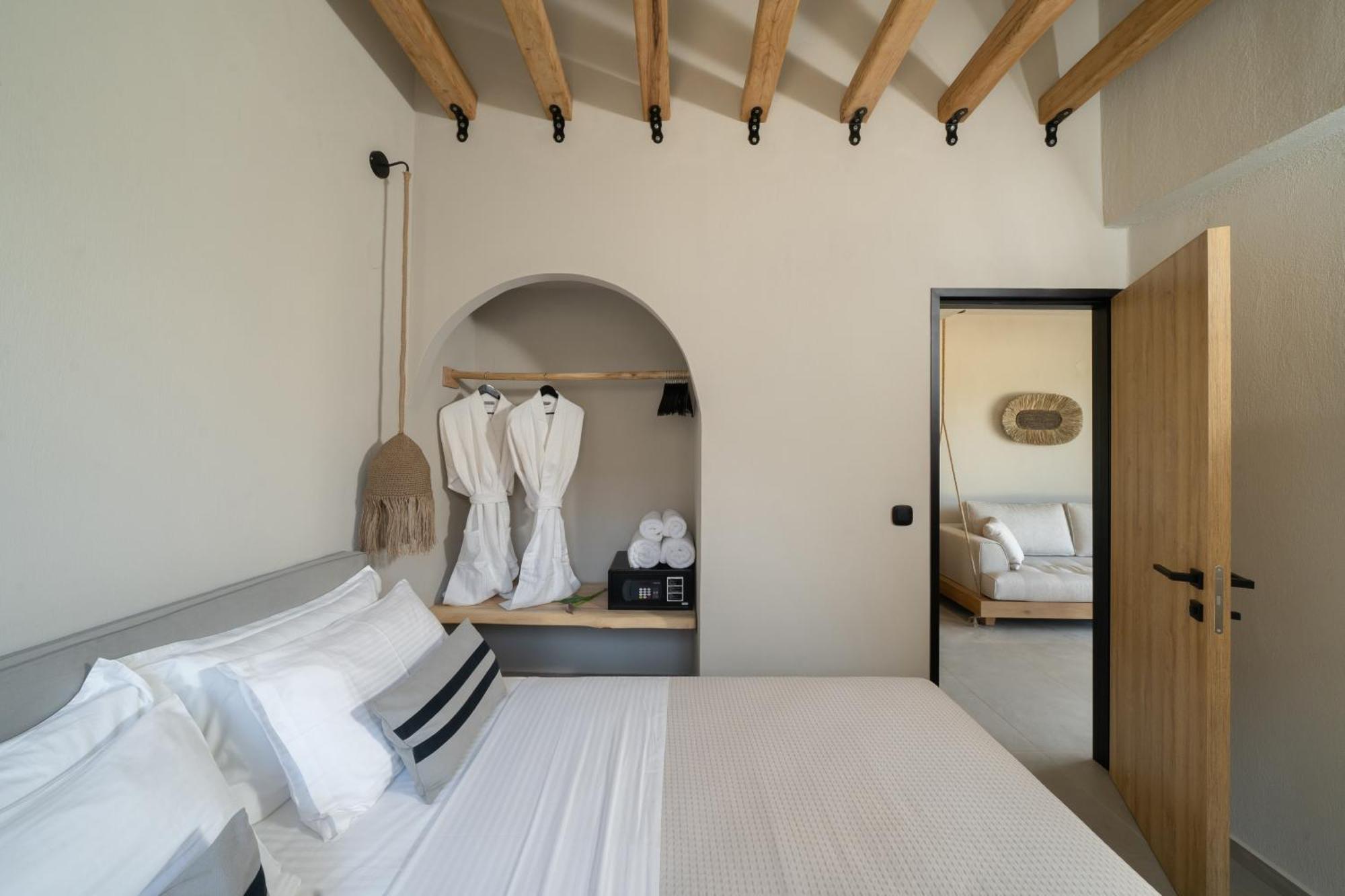 Amo Golden Suites Chrysi Ammoudia Bagian luar foto