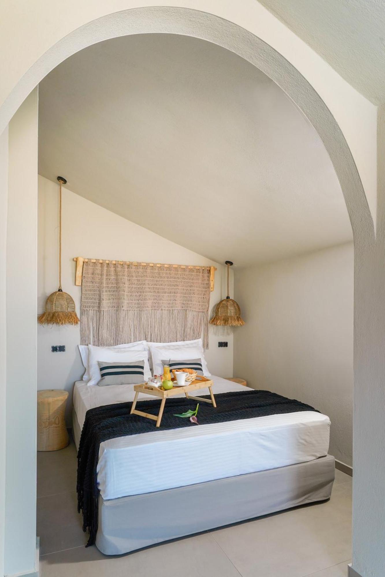 Amo Golden Suites Chrysi Ammoudia Bagian luar foto