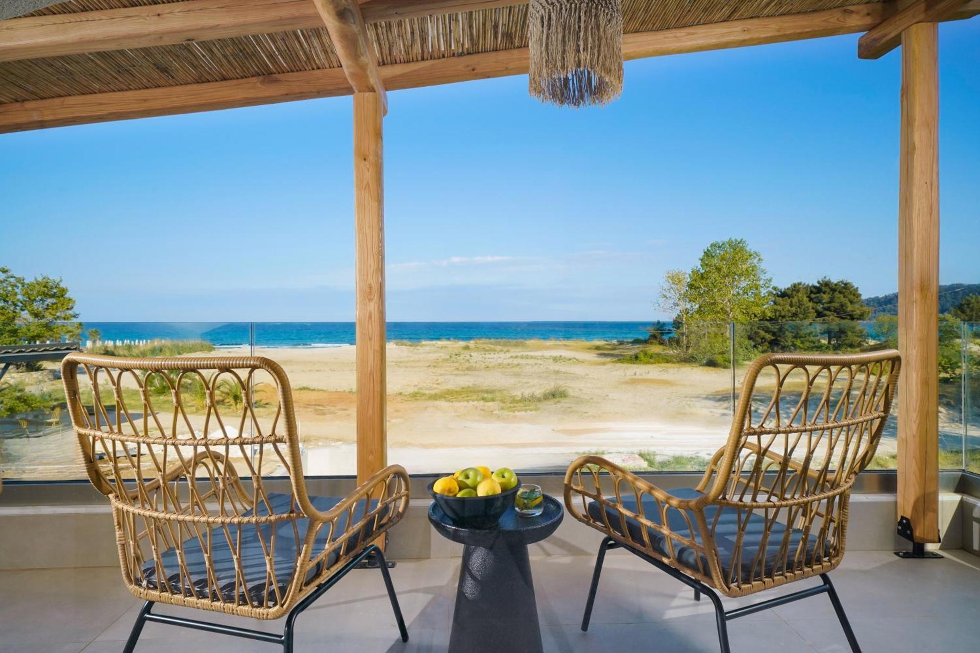 Amo Golden Suites Chrysi Ammoudia Bagian luar foto