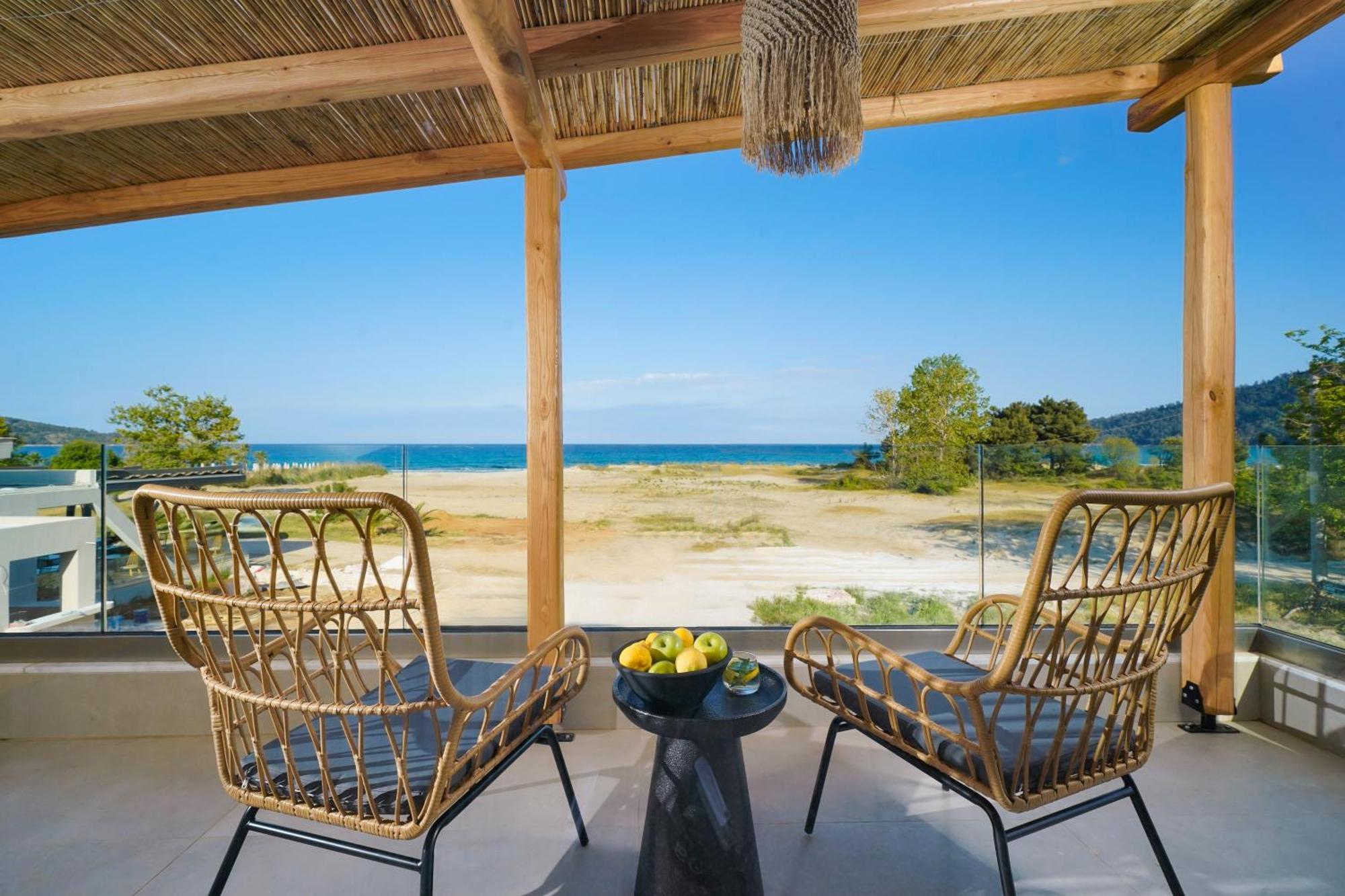 Amo Golden Suites Chrysi Ammoudia Bagian luar foto