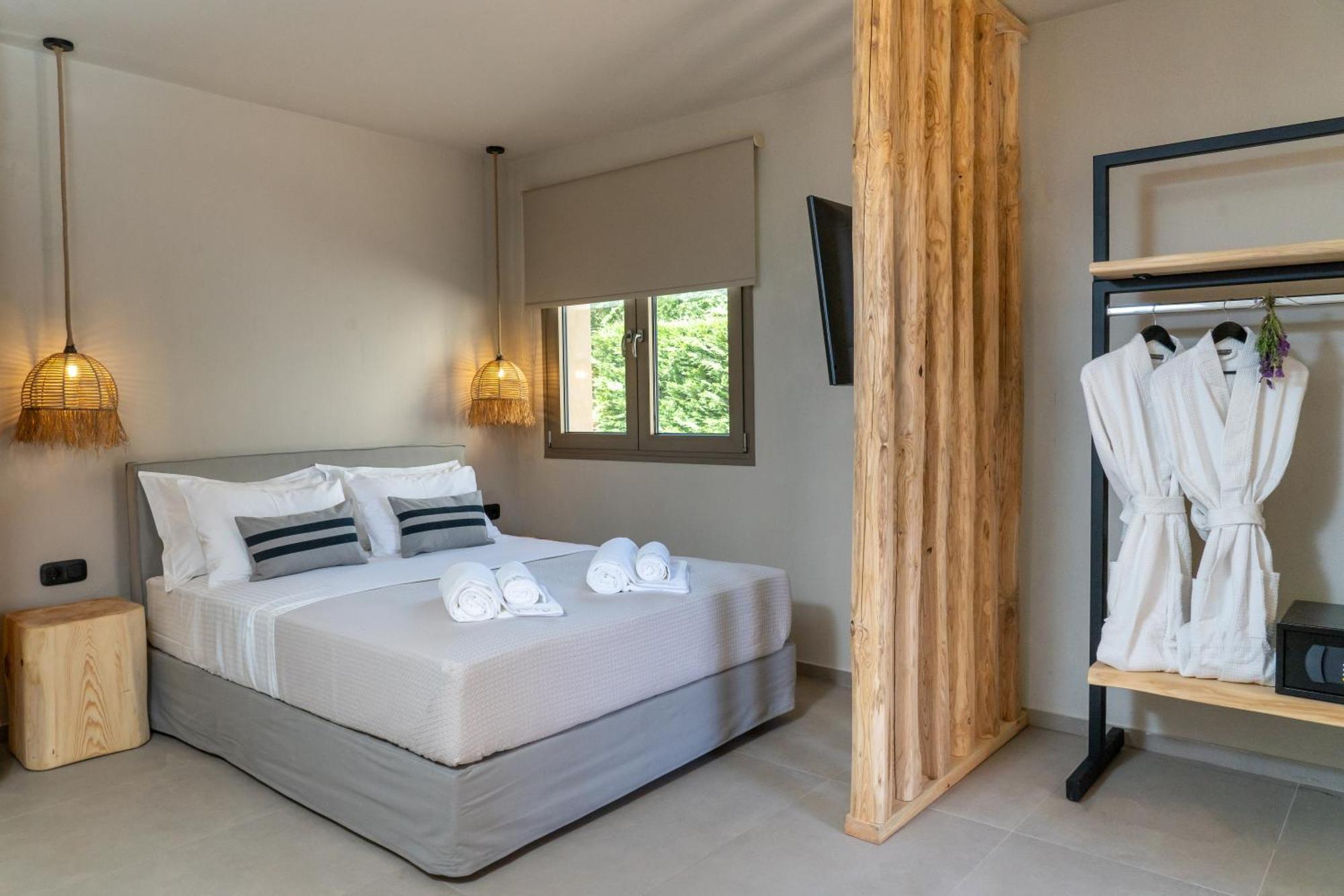 Amo Golden Suites Chrysi Ammoudia Bagian luar foto