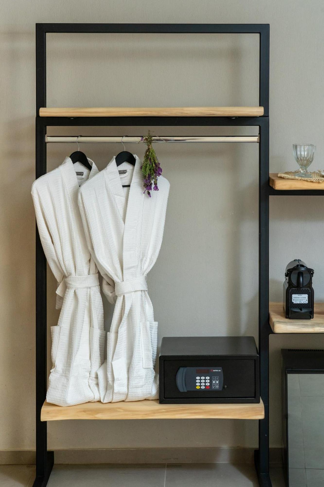 Amo Golden Suites Chrysi Ammoudia Bagian luar foto